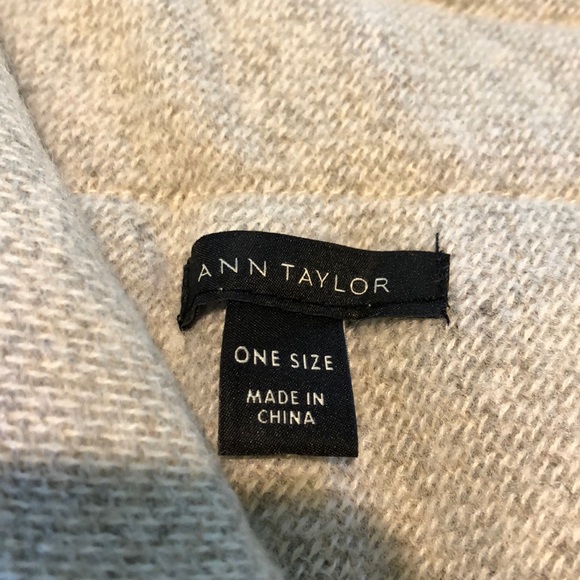 Ann Taylor blanket poncho w toggle clasp - Picture 4 of 5